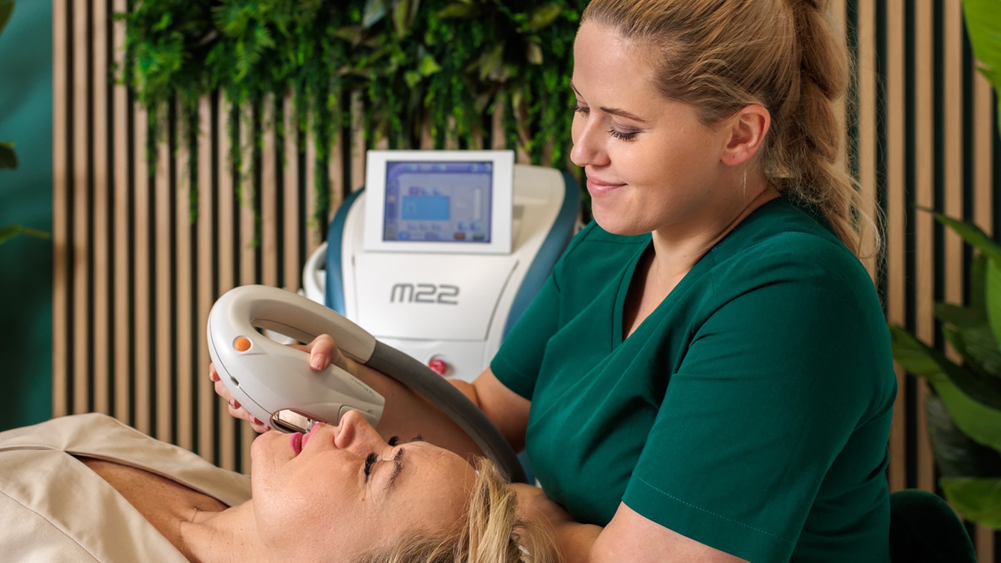 w trakcie usuwania przebarwień IPL w salonie kosmetycznym w krakowie