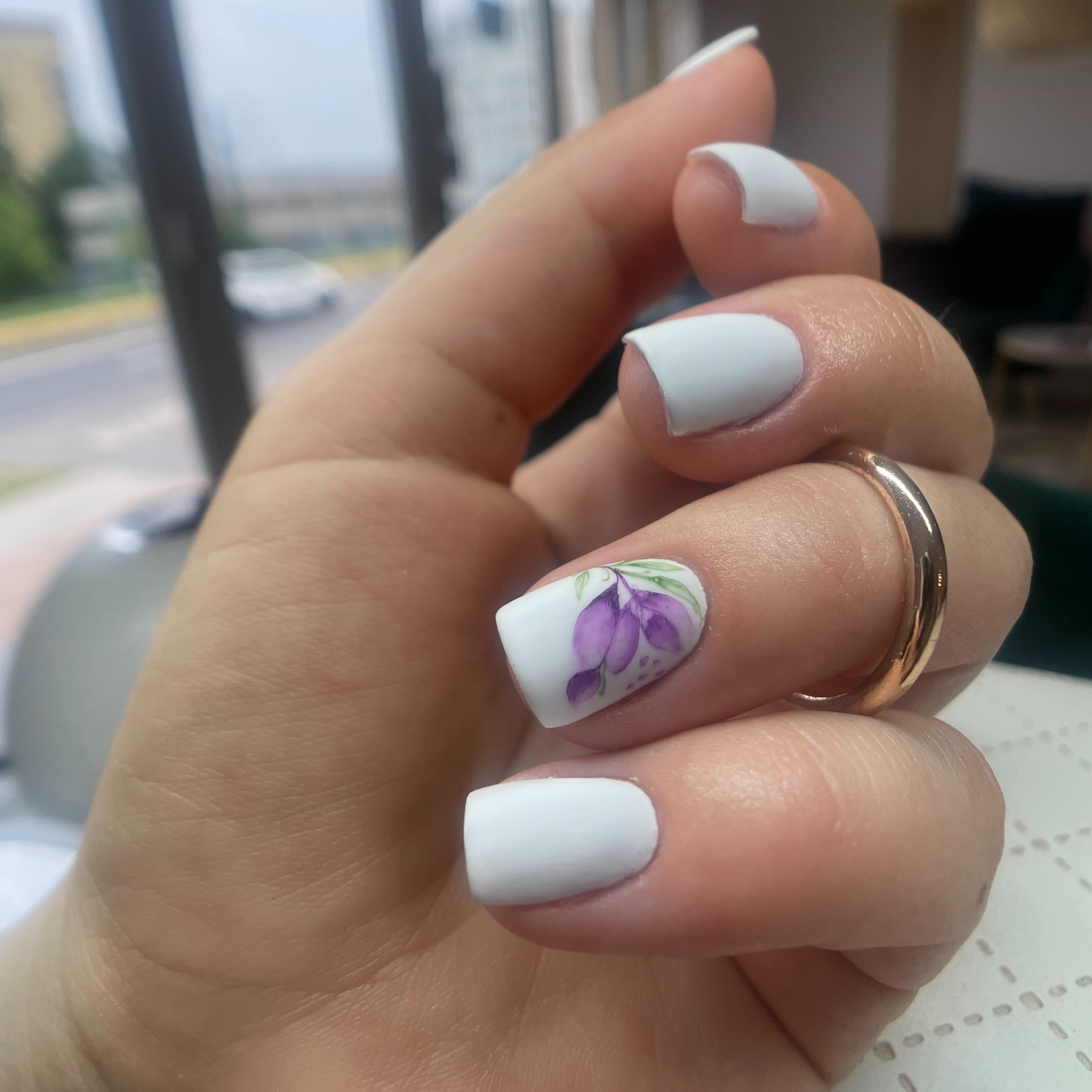 manicure hybrydowy biały z akwarelą w salonie urody w Krakowie