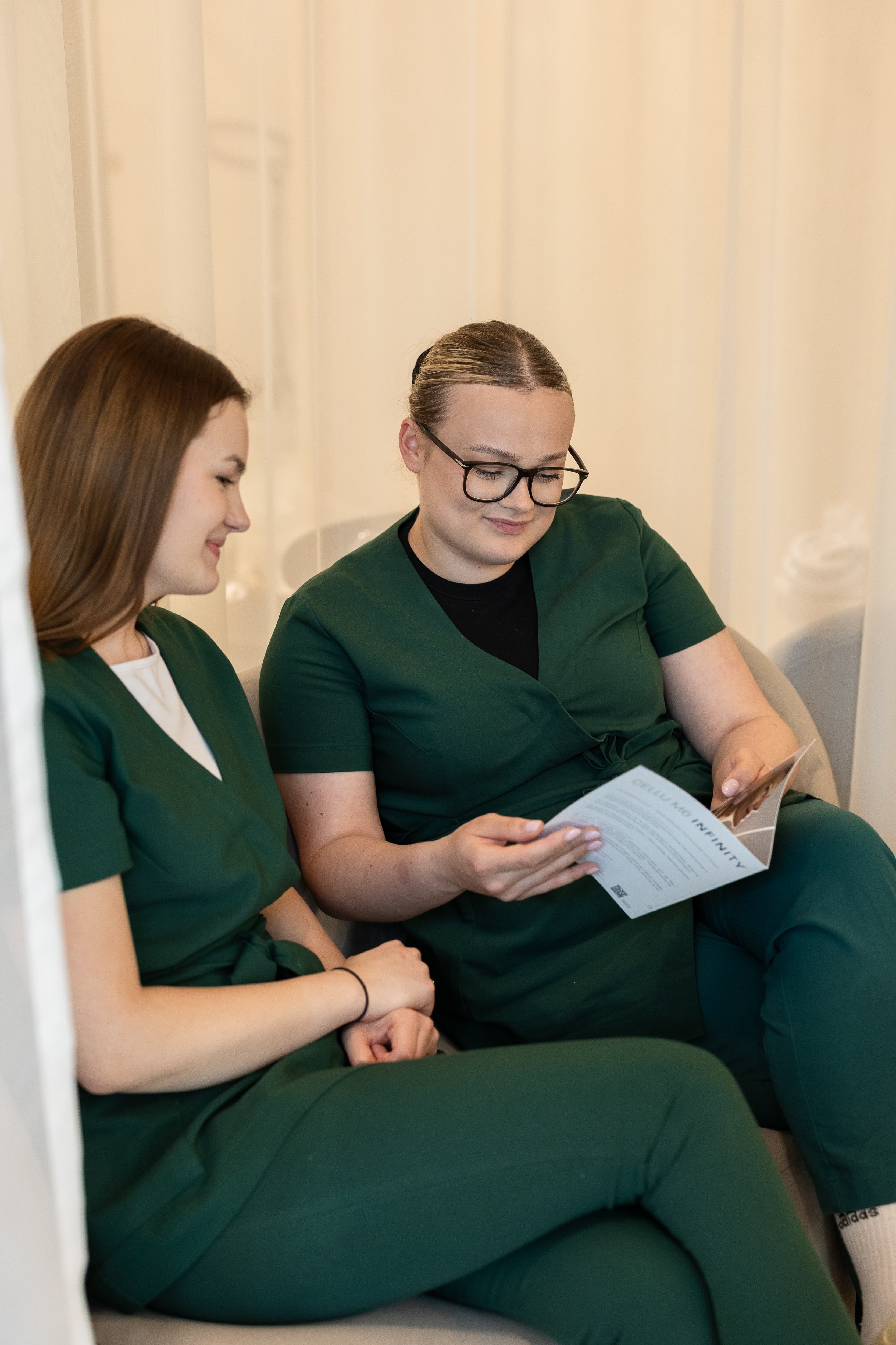 zespoł stylistek rzęs i paznokci w health and beauty
