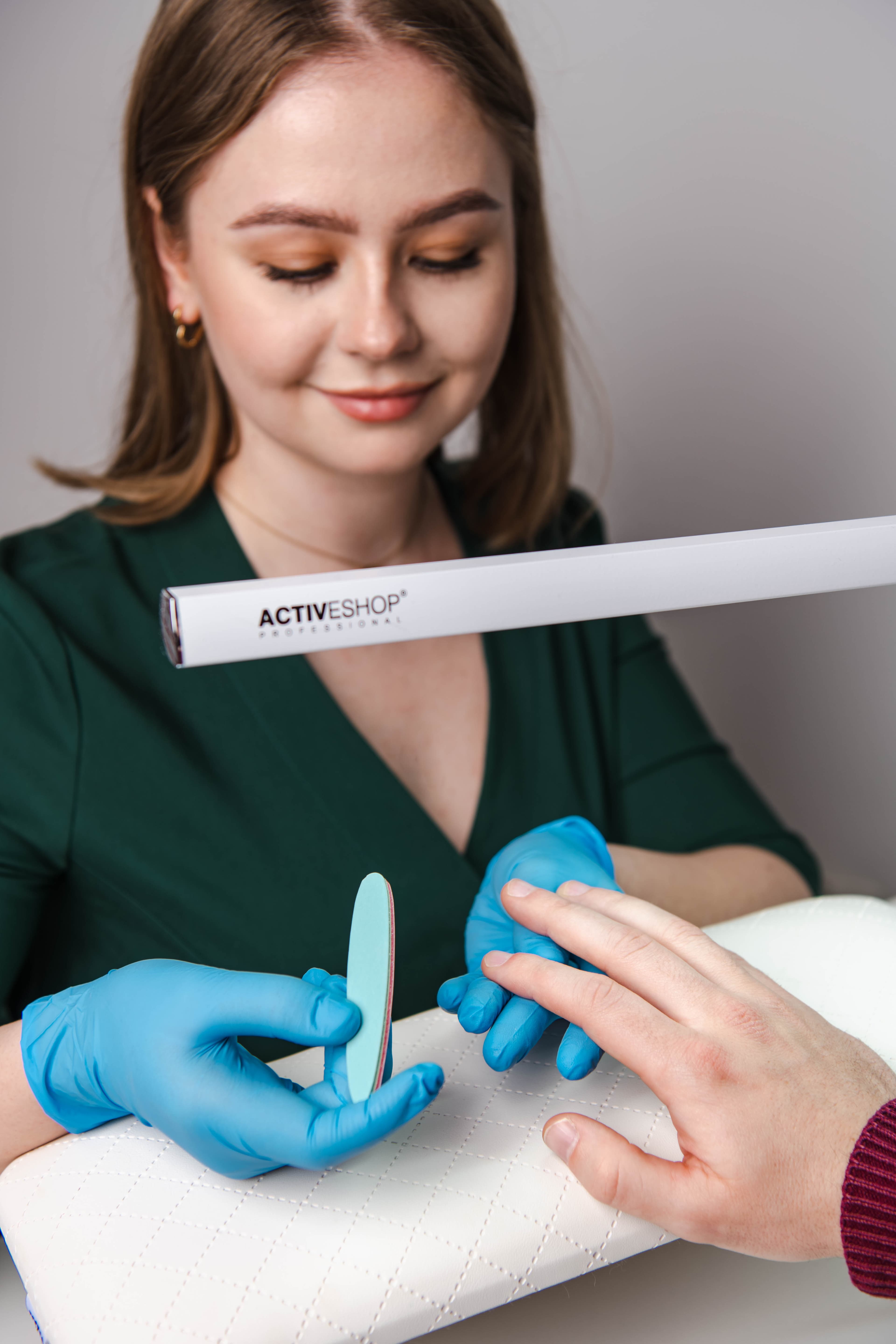 manicurzystka w trakcie wykonywania manicure japońskiego