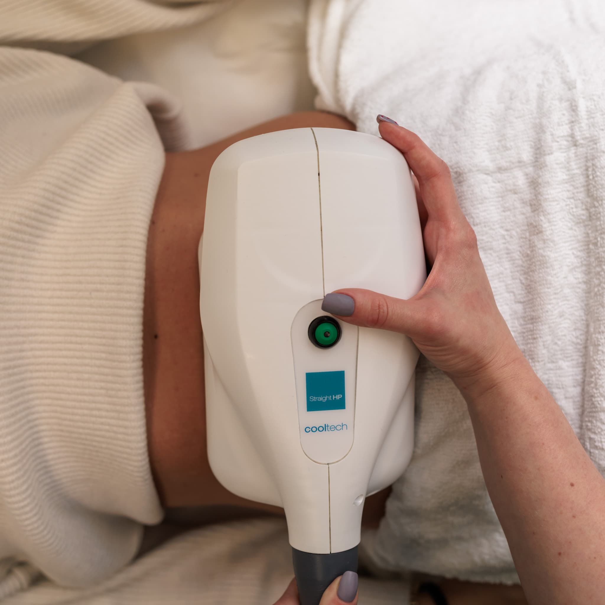 głowica kriolipolizy cooltech przyłożona do brzucha w salonie w krakowie