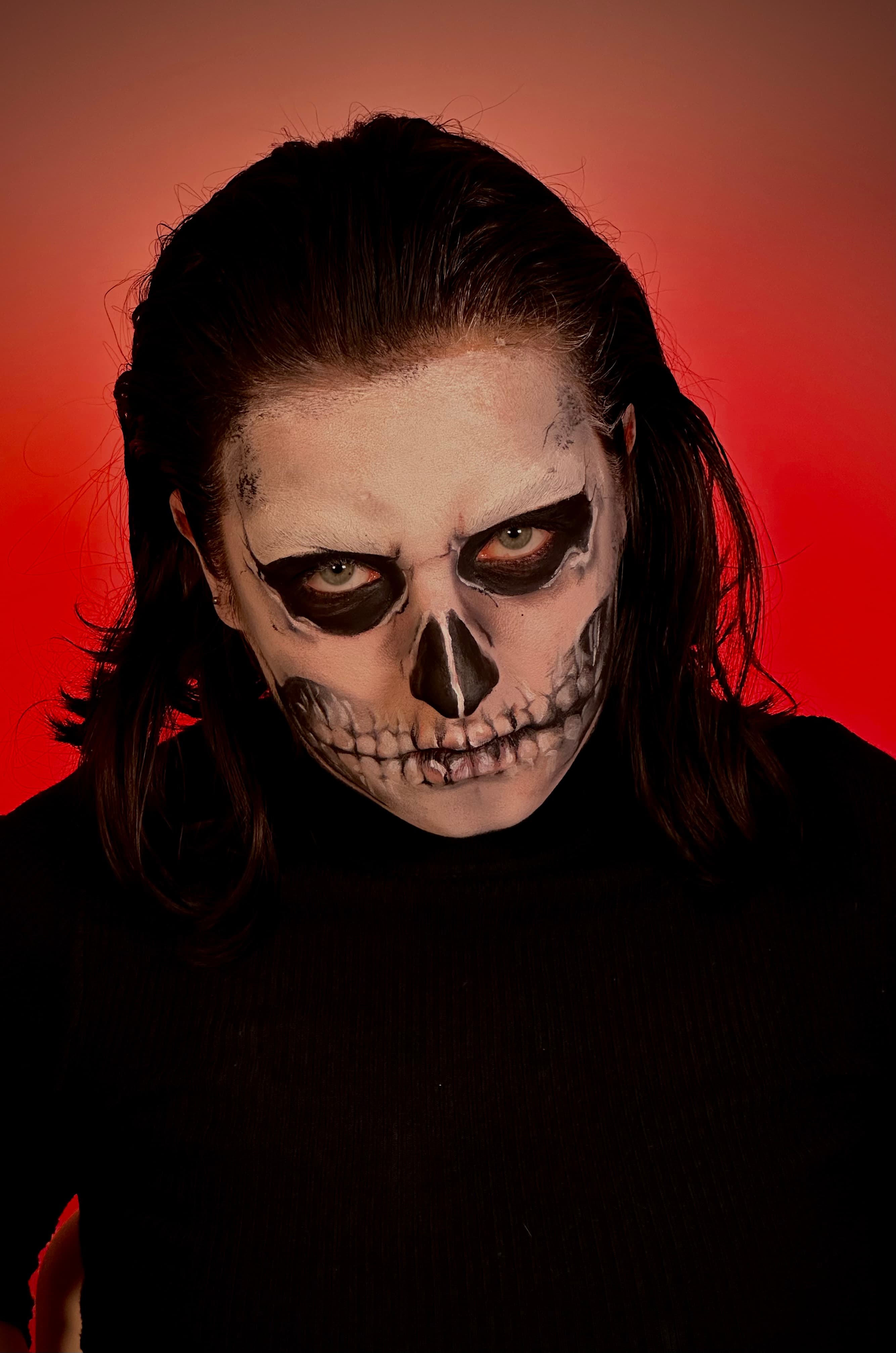 czacha patrząca w kamerę makijaż