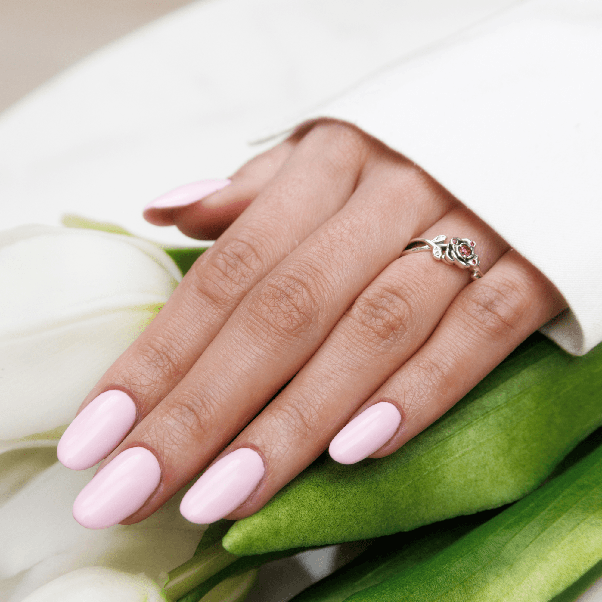 rozowe paznokcie na tle natury w salonie paznokci.w krakowie