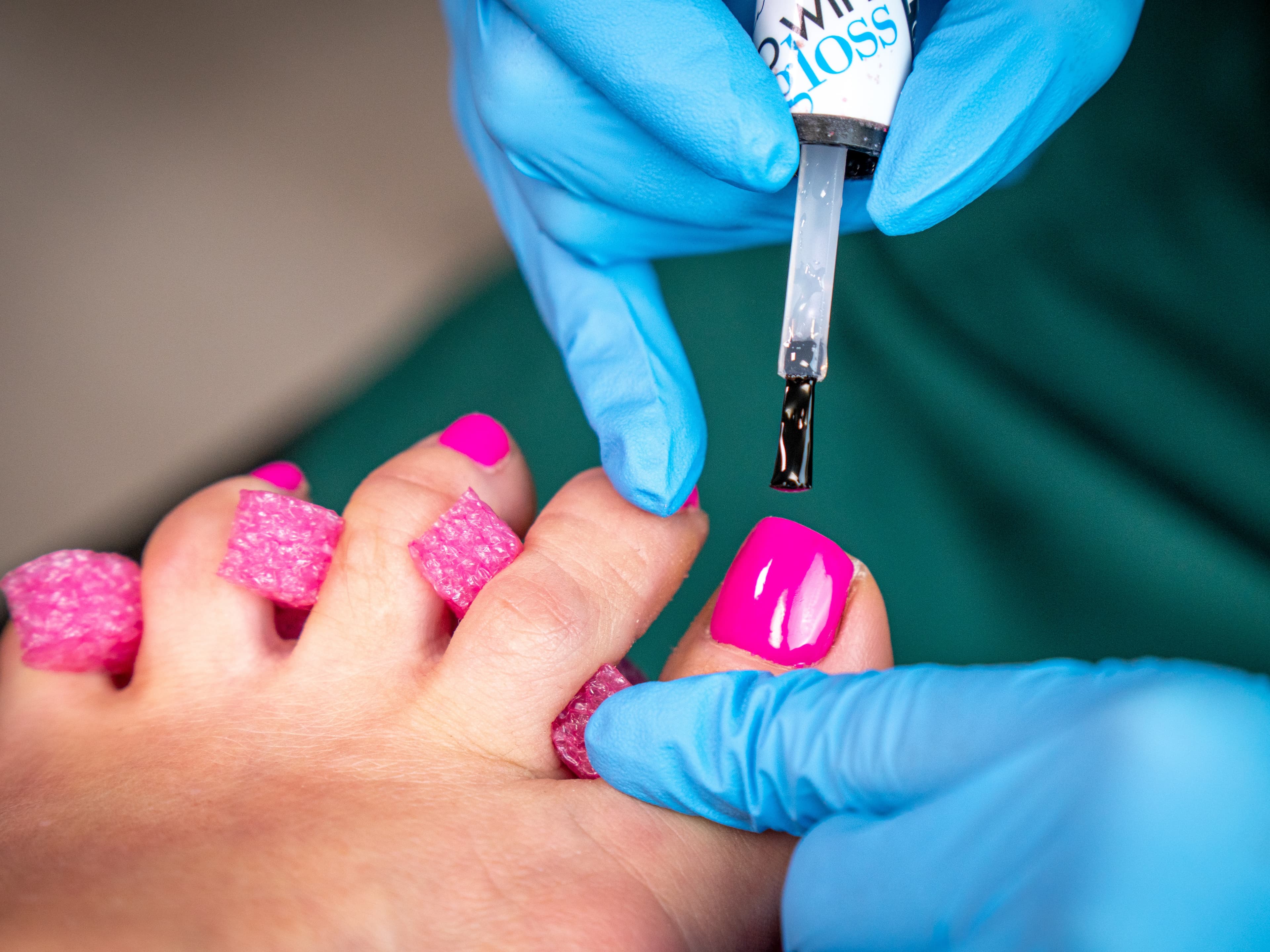 nadładanie hybrydy na paznokcie u stóp w salonie health and beauty w Krakowie