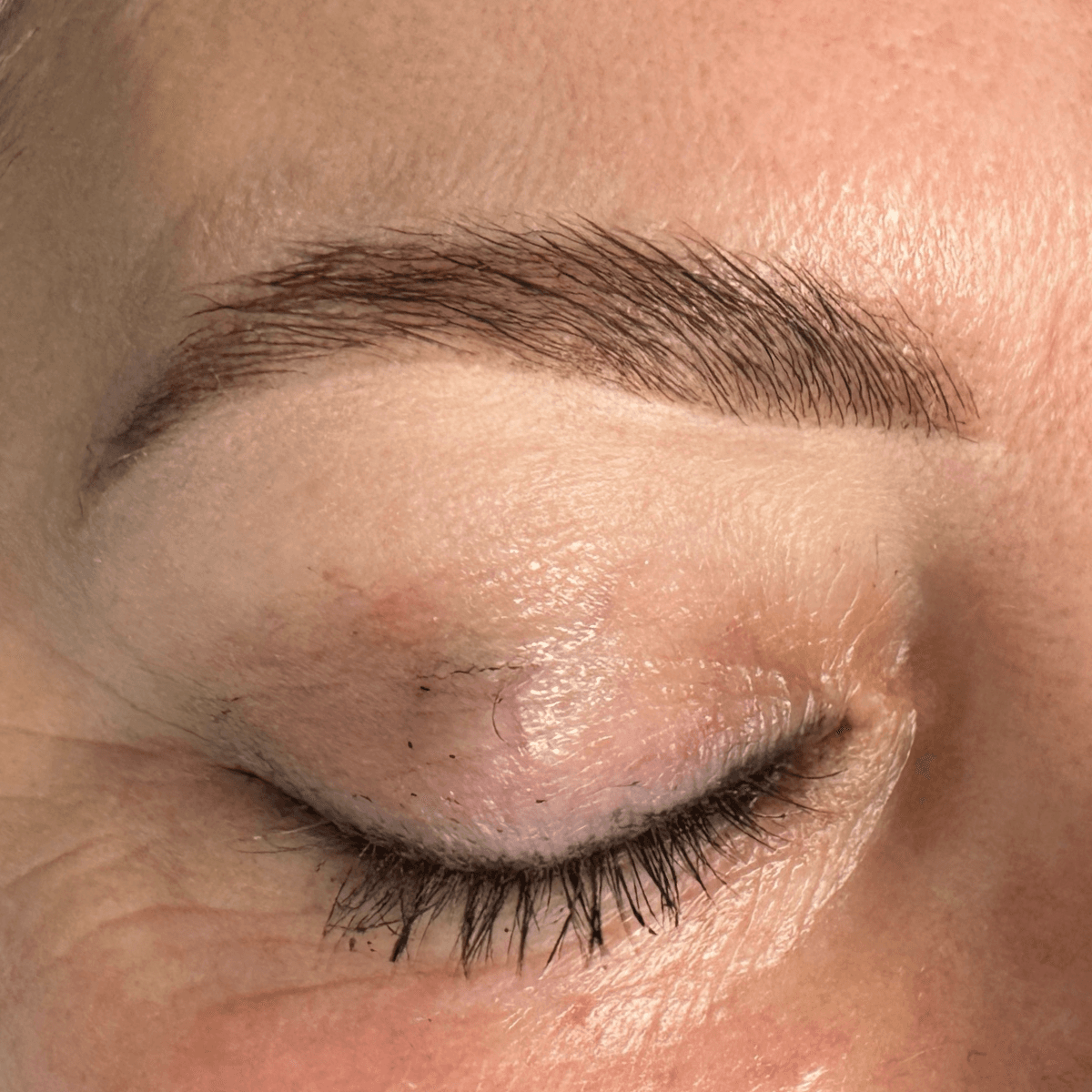 efekt brwi pudrowych w salonie kosmetycznym w krakowie