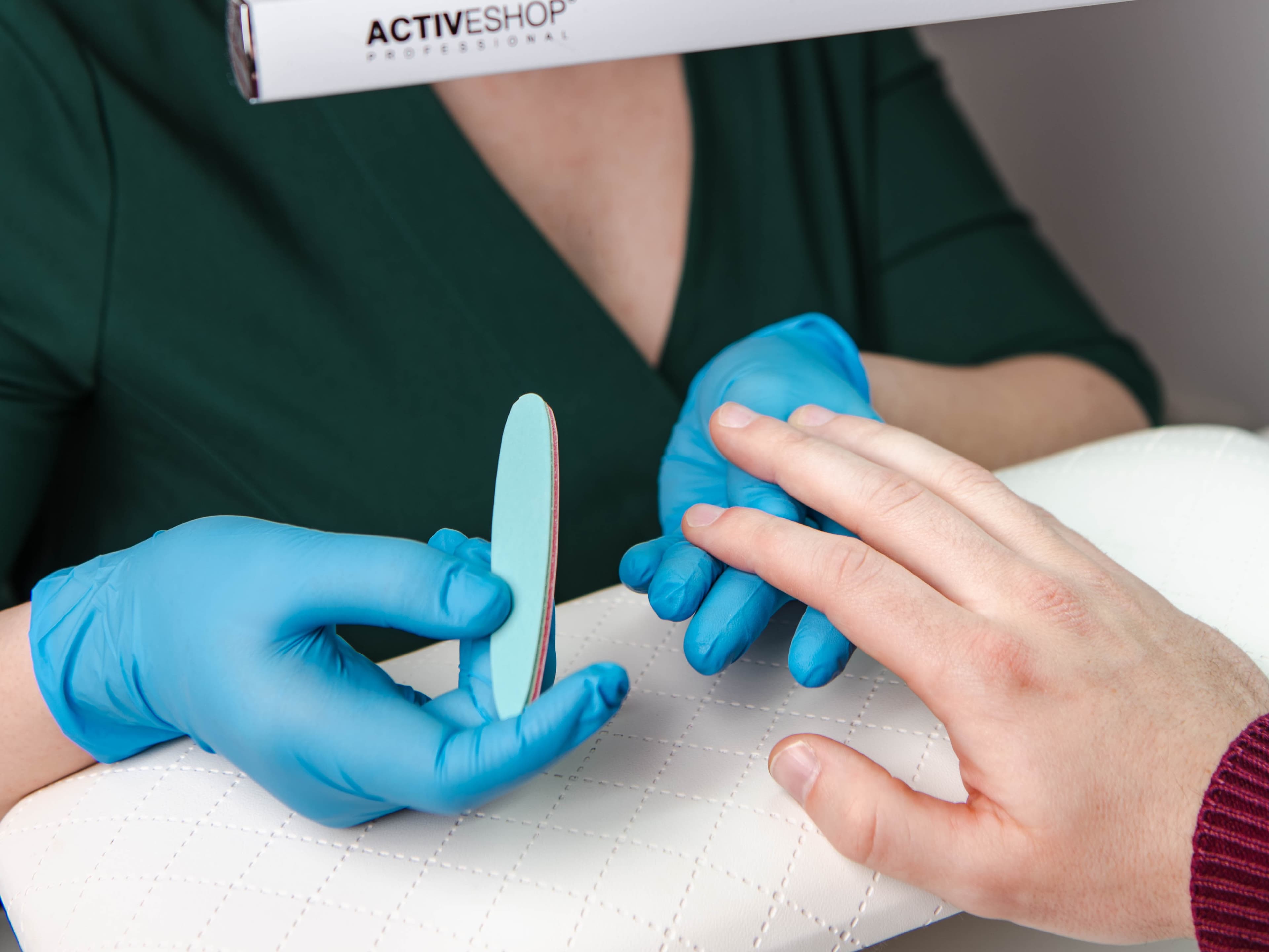 manicurzystka w trakcie wykonywania manicure japońskiego
