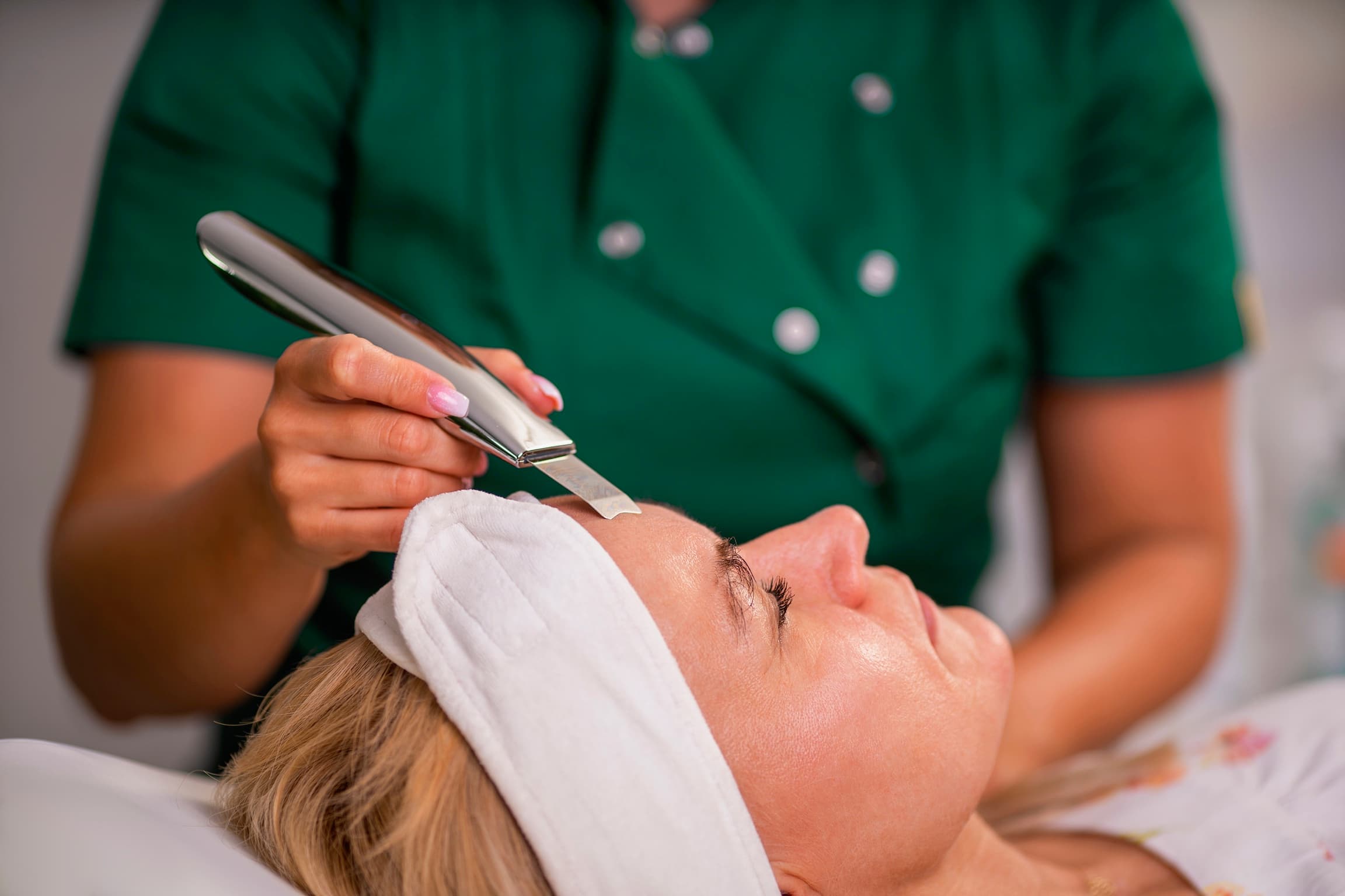 kosmetyczka w trakcie zabiegu peeling kawitacyjny w salonie kosmetycznym Health and beauty w Krakowie