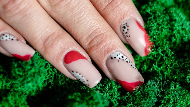 czerwona stylizacja paznokci żelowych manicure z wzorkami