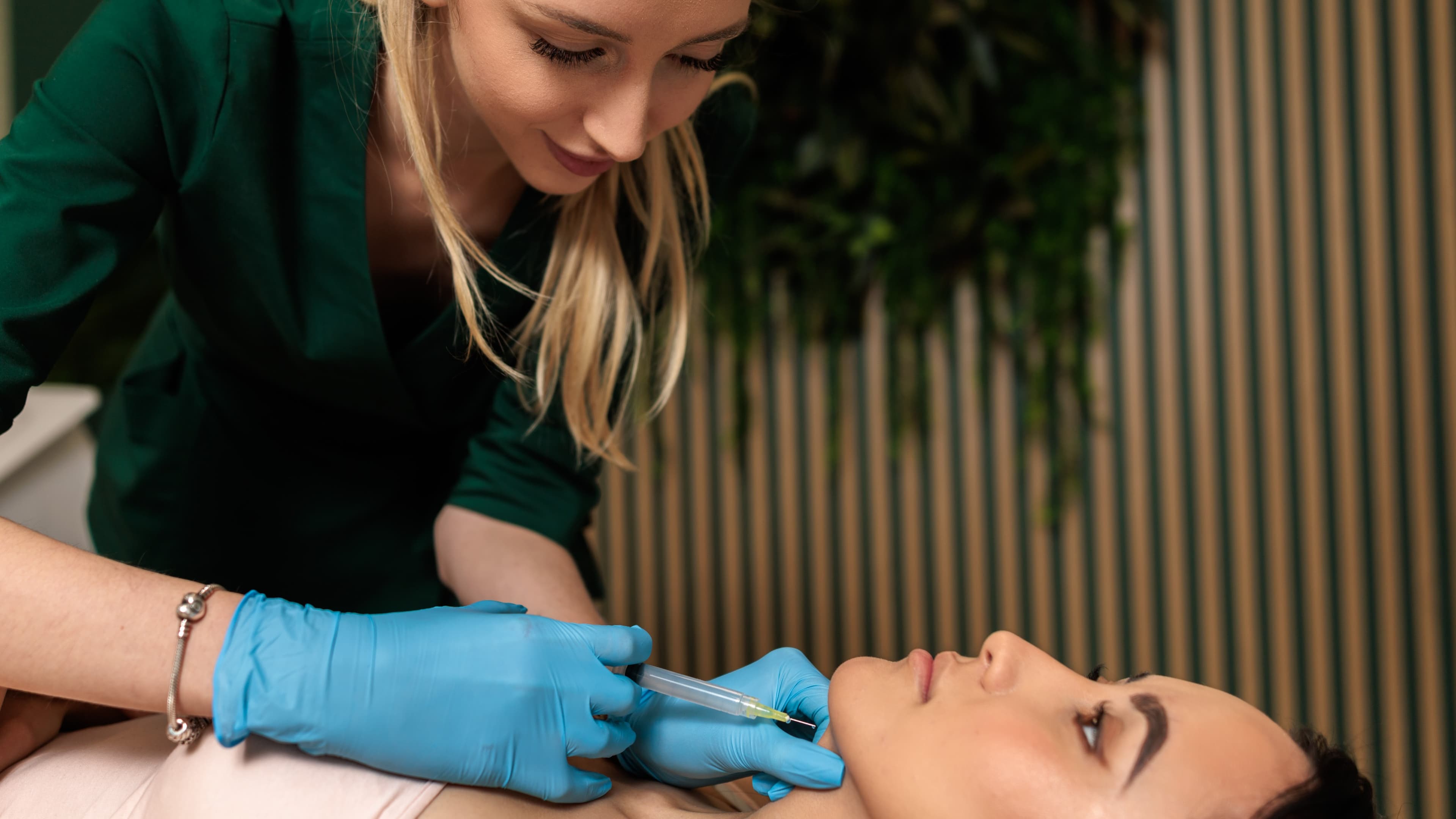 lipoliza iniekcyjna podbródka w salonie urody w krakowie