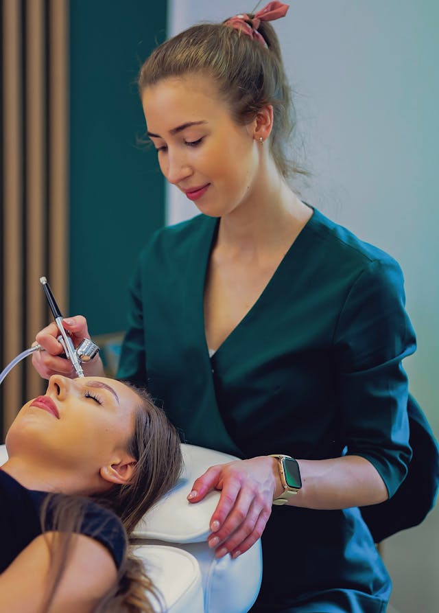 kosmetolog wykonuje infuzję tlenową w salonie urody w krakowie
