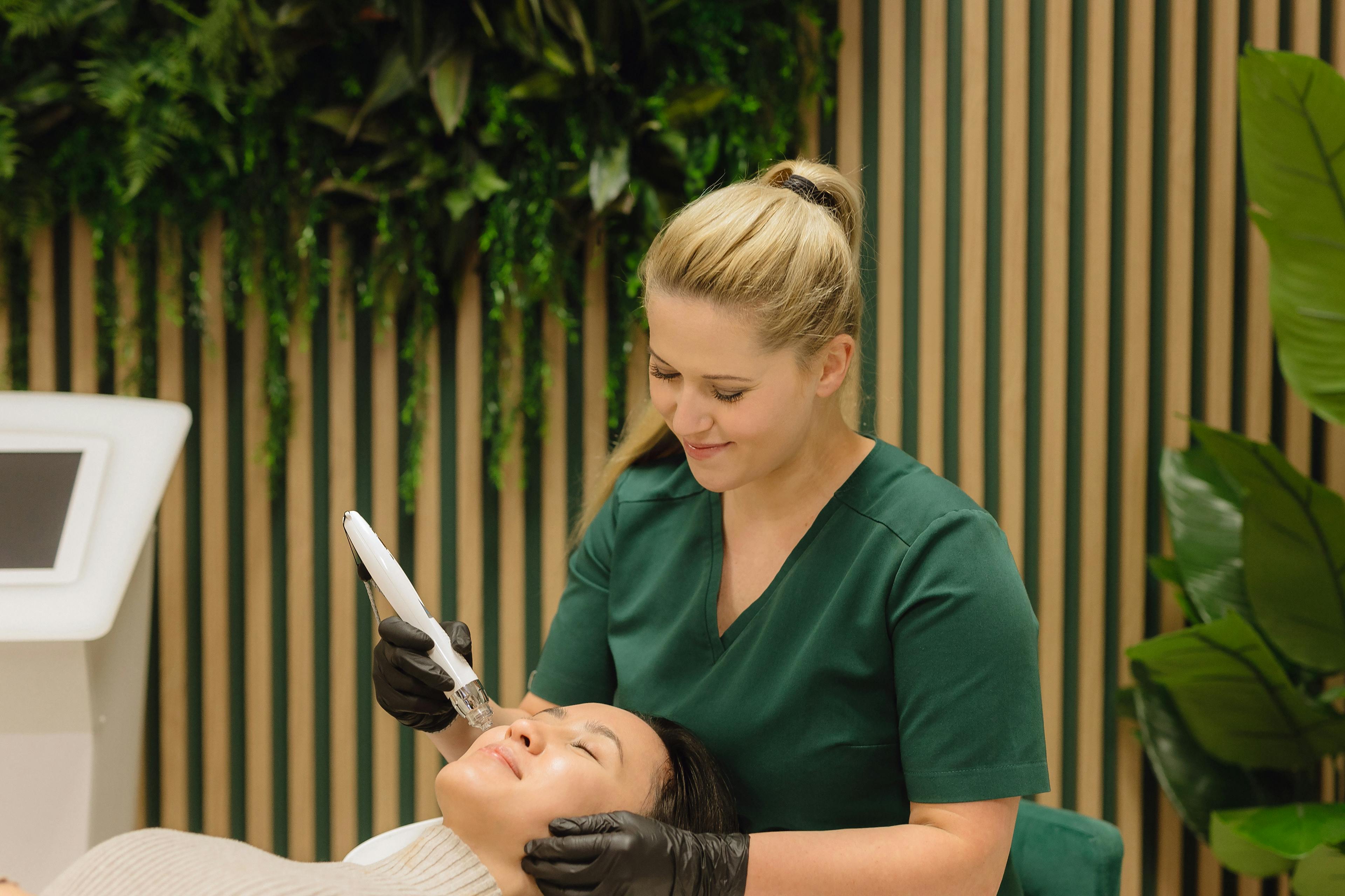 kosmetolog wykonuje zabieg mezoterapia mikroigłowa dermapen EPN w salonie kosmetycznym Health and beauty w Krakowie
