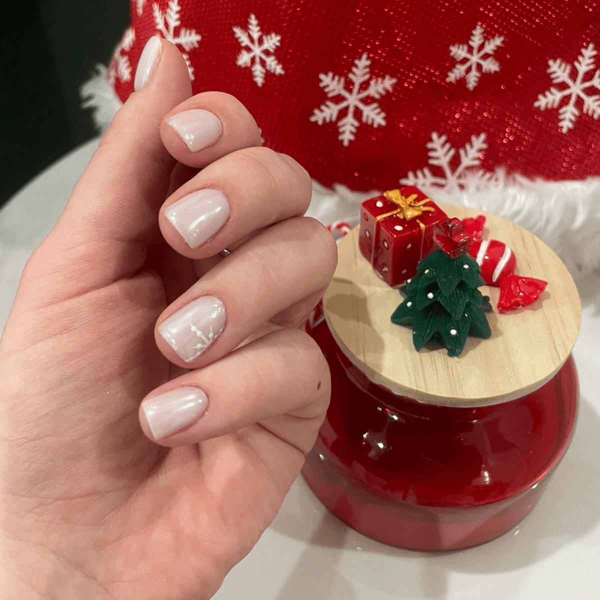 manicure hybrydowy swiateczny w salonie piękności health & beauty