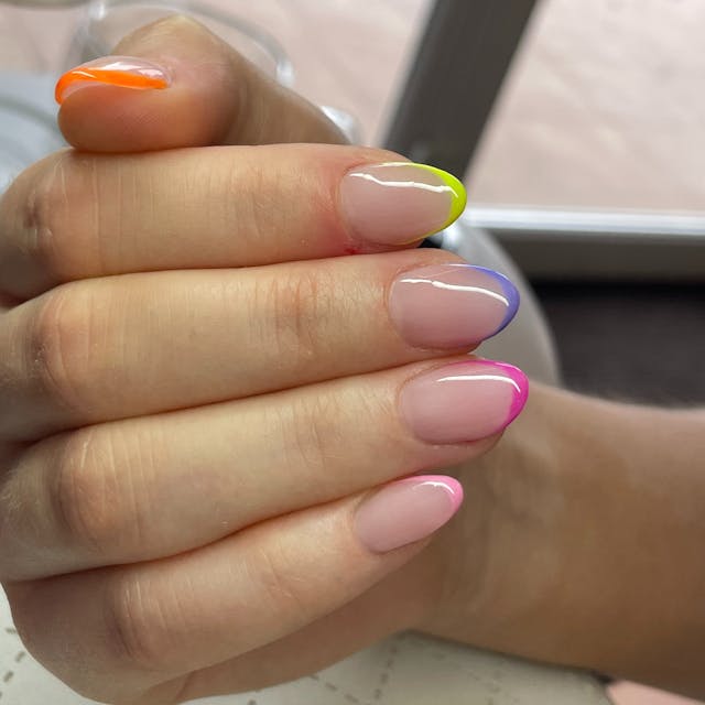 efekt manicure hybrydowy french kolorowy