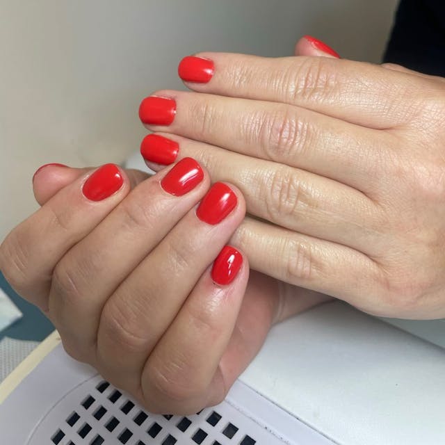 efekt manicure hybrydowy czerwony