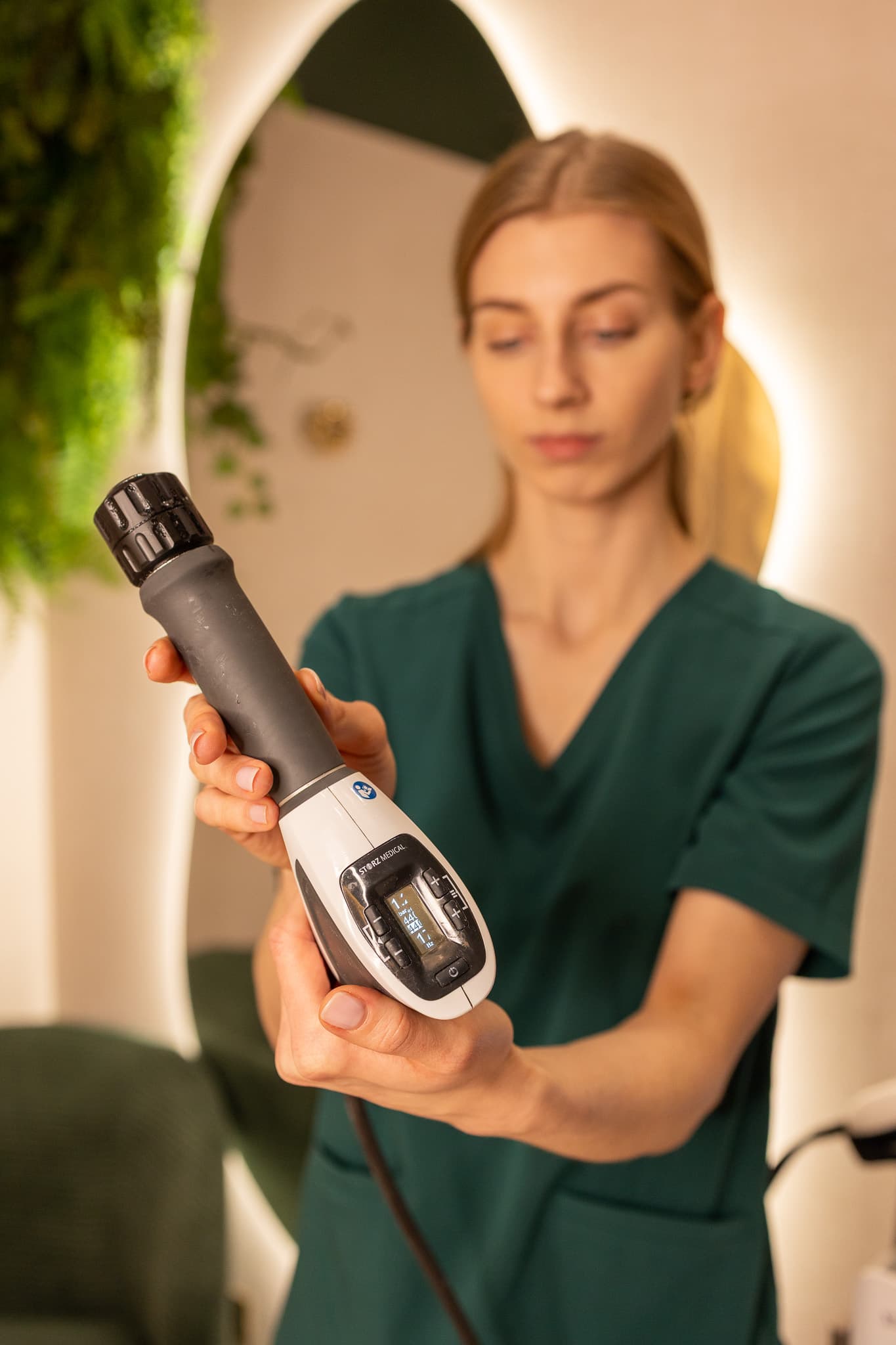 kosmetolog z urzadzeniem do fali akustycznej w krakowie