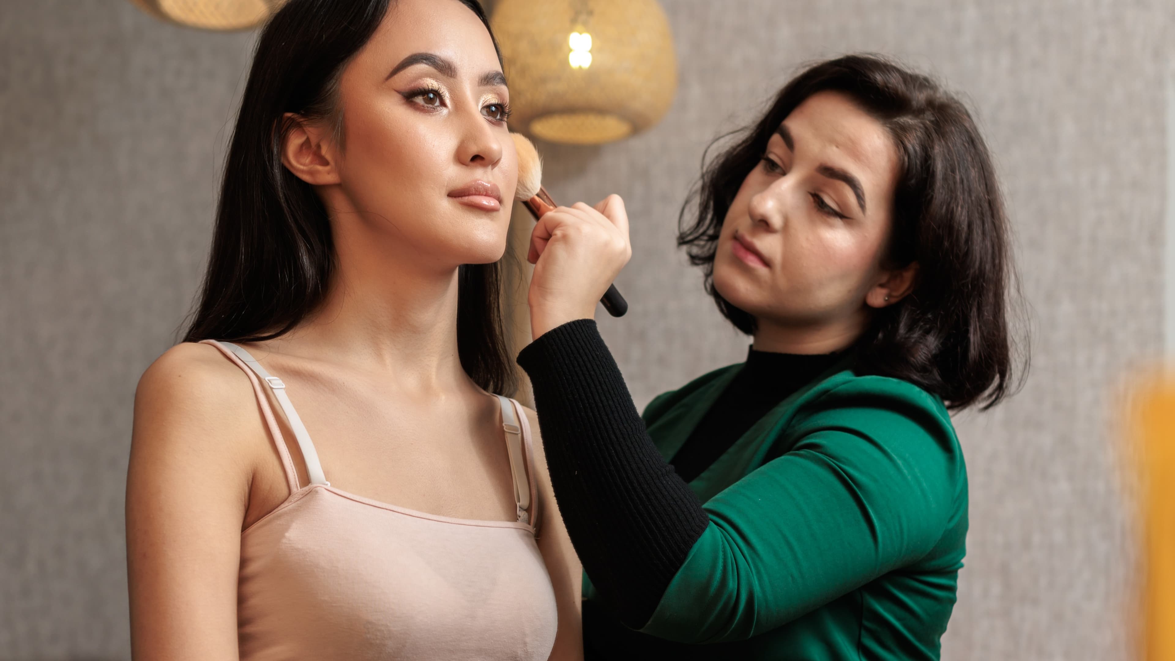 w trakcie makijażu w salonie piękności w krakowie