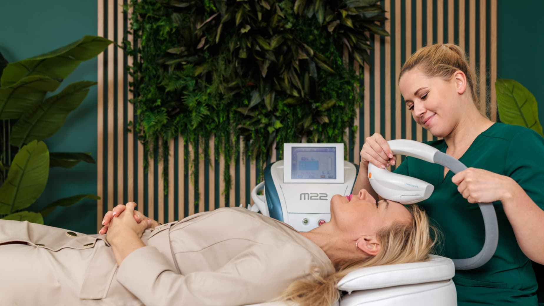 w trakcie zabiegu fotoodmładzania IPL w salonie kosmetycznym w krakowie