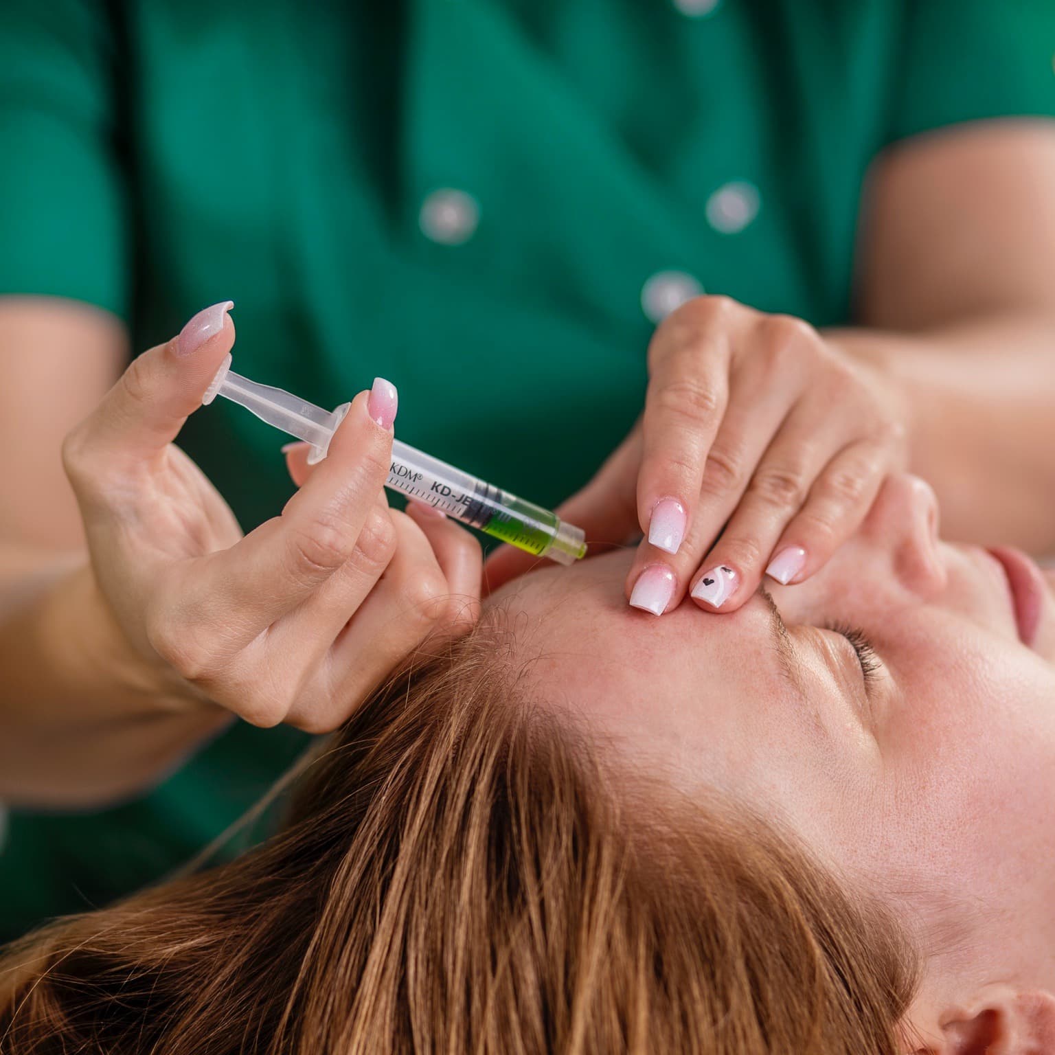 Kosmetolog wstrzykuje preparat w trakcie zabiegu peeling chemiczny w salonie kosmetycznym Health and beuaty w Krakowie