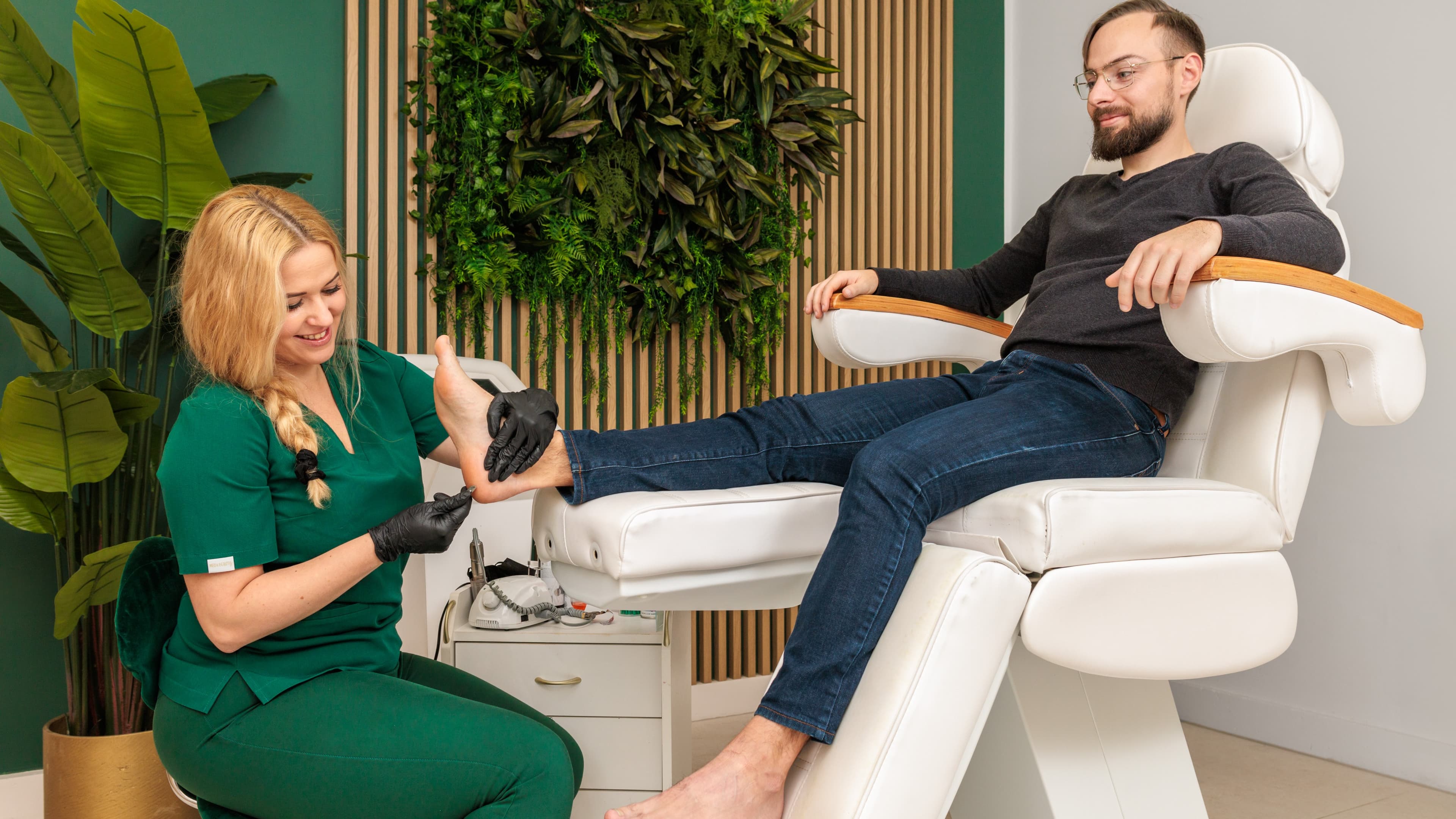 podolog wykonujacy pedicure podologiczny w krakowie