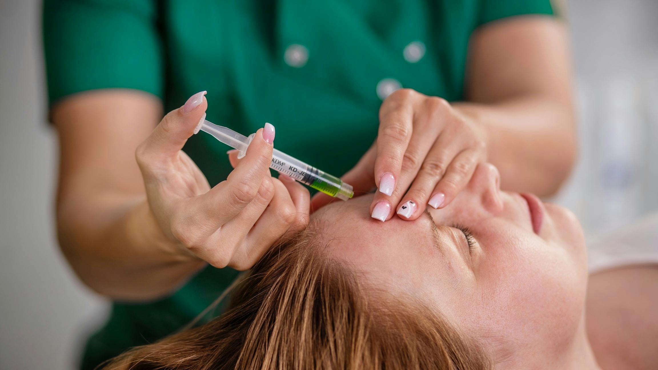 Kosmetolog wstrzykuje preparat w trakcie zabiegu peeling chemiczny w salonie kosmetycznym Health and beuaty w Krakowie