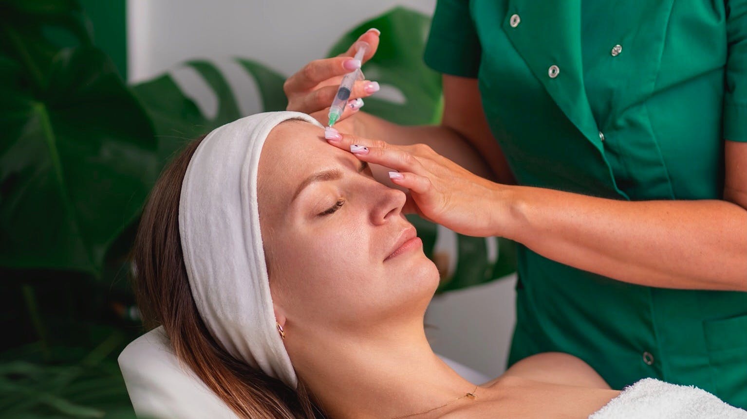 kosmetolog wstrzykuje preparat w trakcie zabiegu mezoterapii iglowej w salonie kosmetycznym health beauty w krakowie
