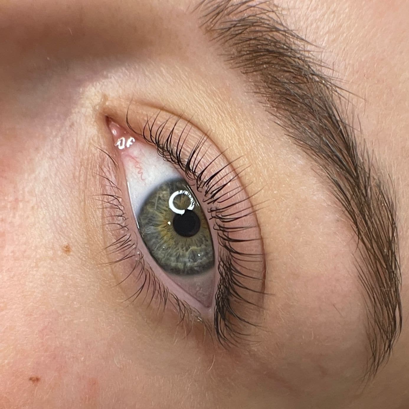 lifting i laminacja rzes efekt zbliżenie na jedno oko